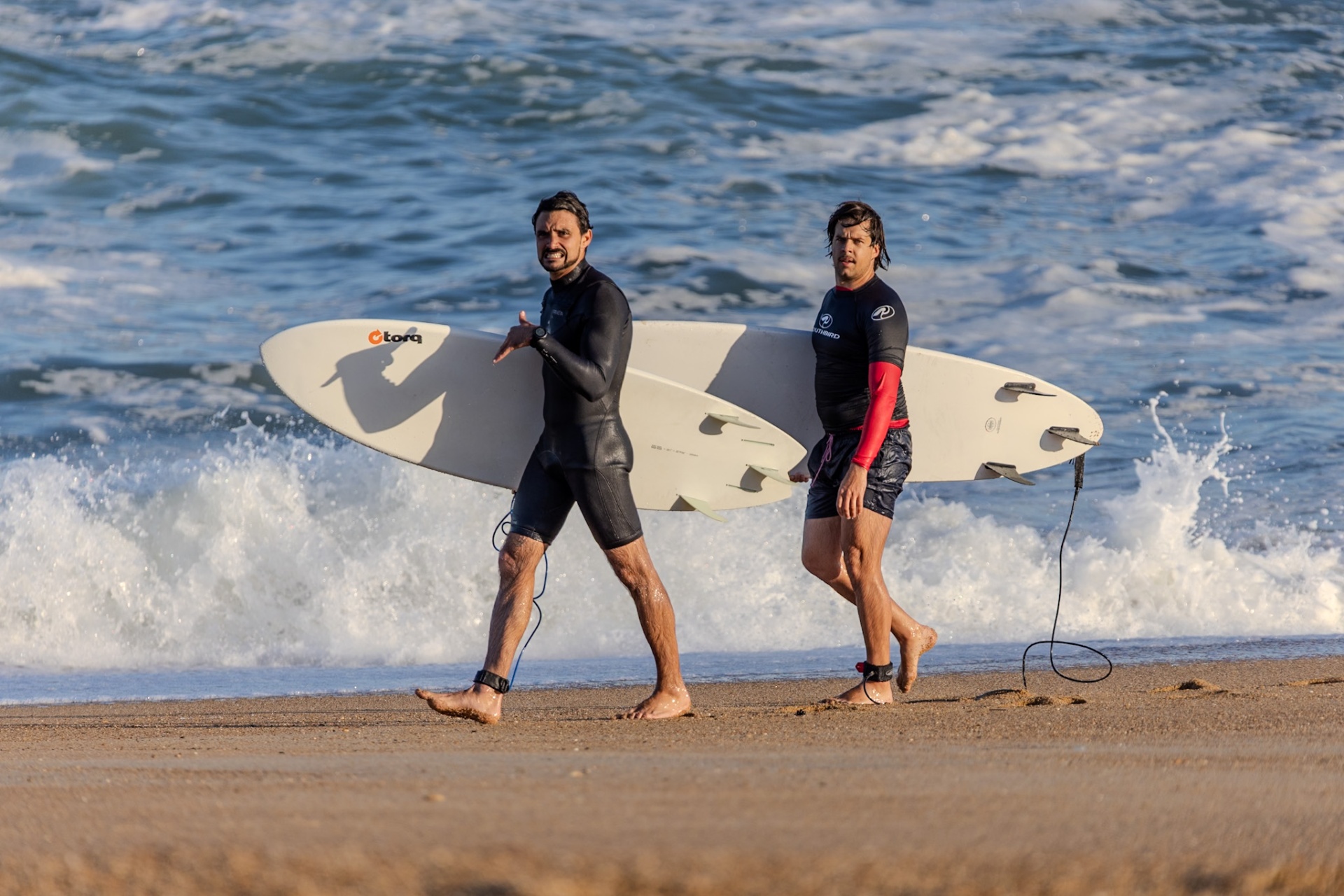 Duo surfeurs amis plage - photographe surf Pays Basque