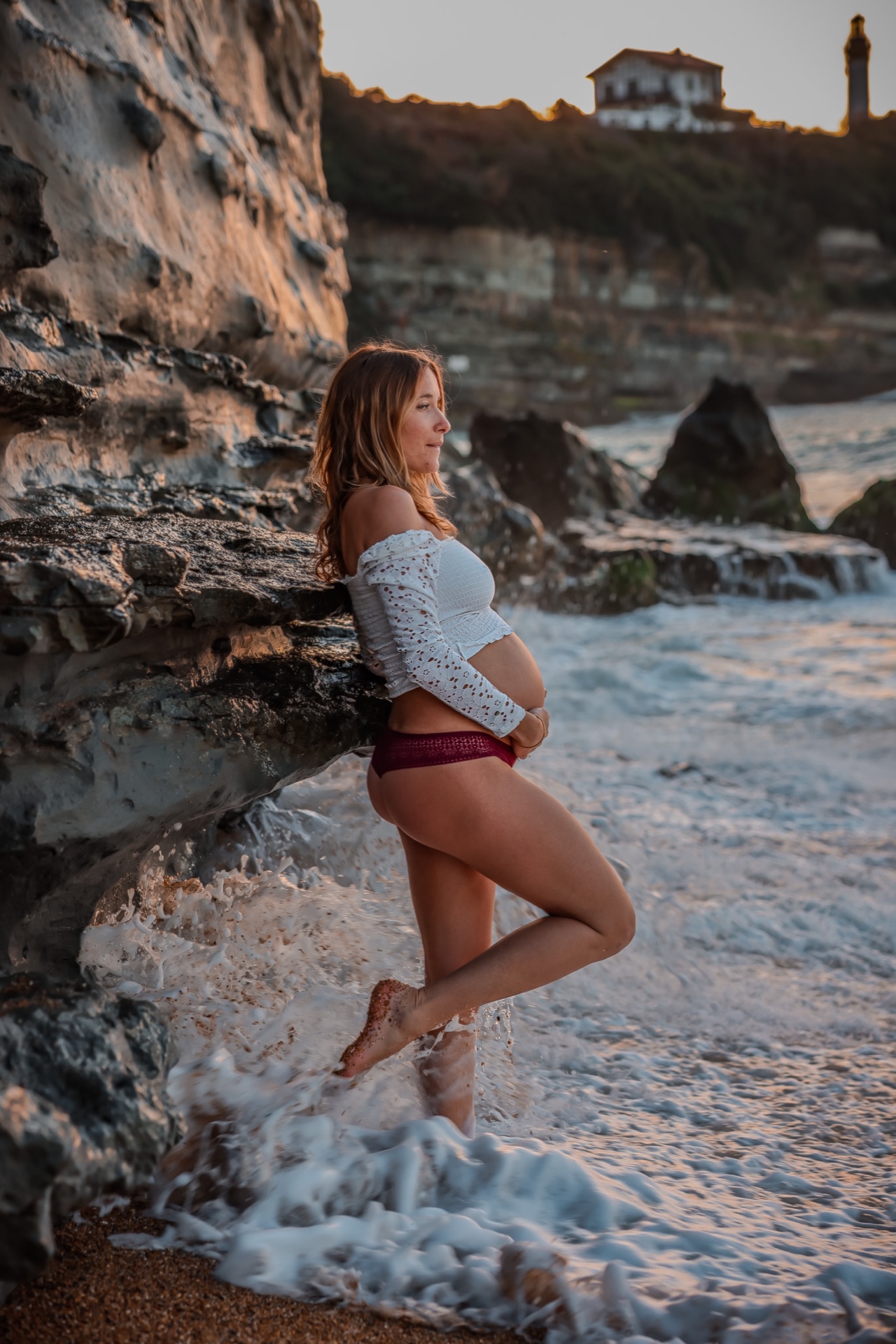 Photographe Anglet Petite Chambre d'Amour femme enceinte rochers coucher de soleil