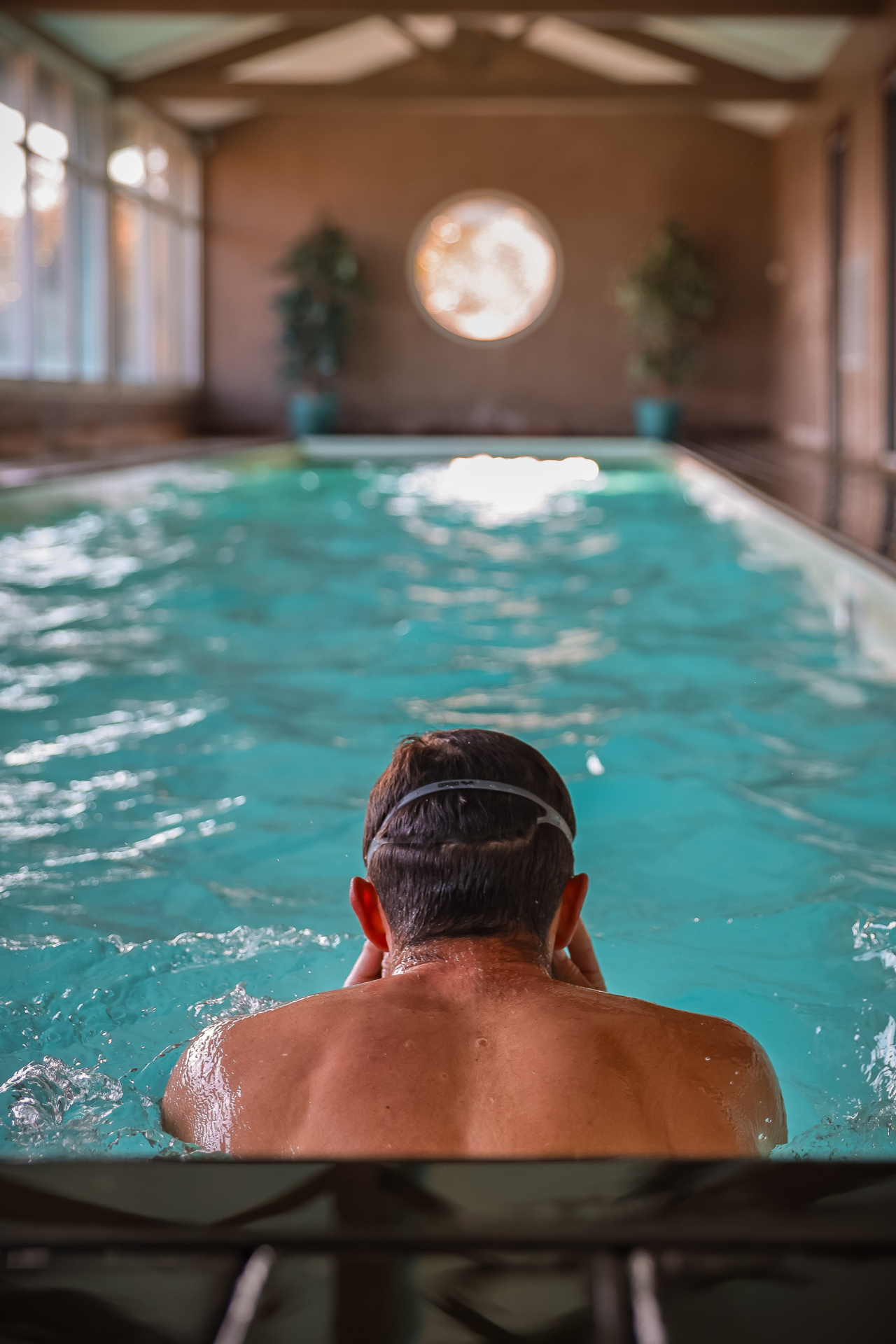 Nageuse en préparation sur plongeoir piscine - photographe natation Pays Basque