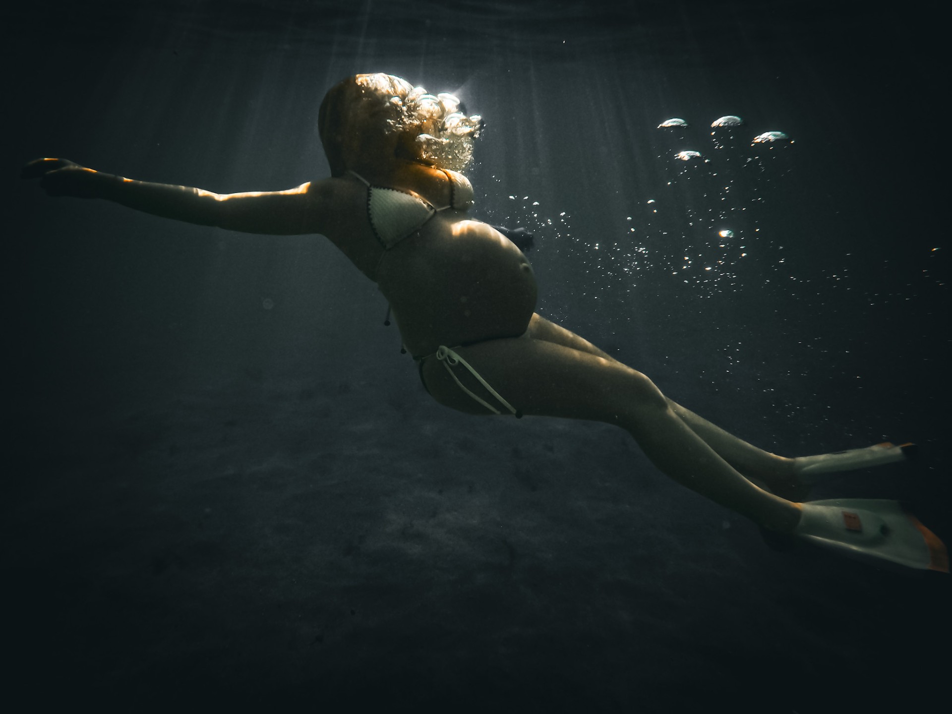Shooting aquatique maternité - photographe grossesse underwater Pays Basque