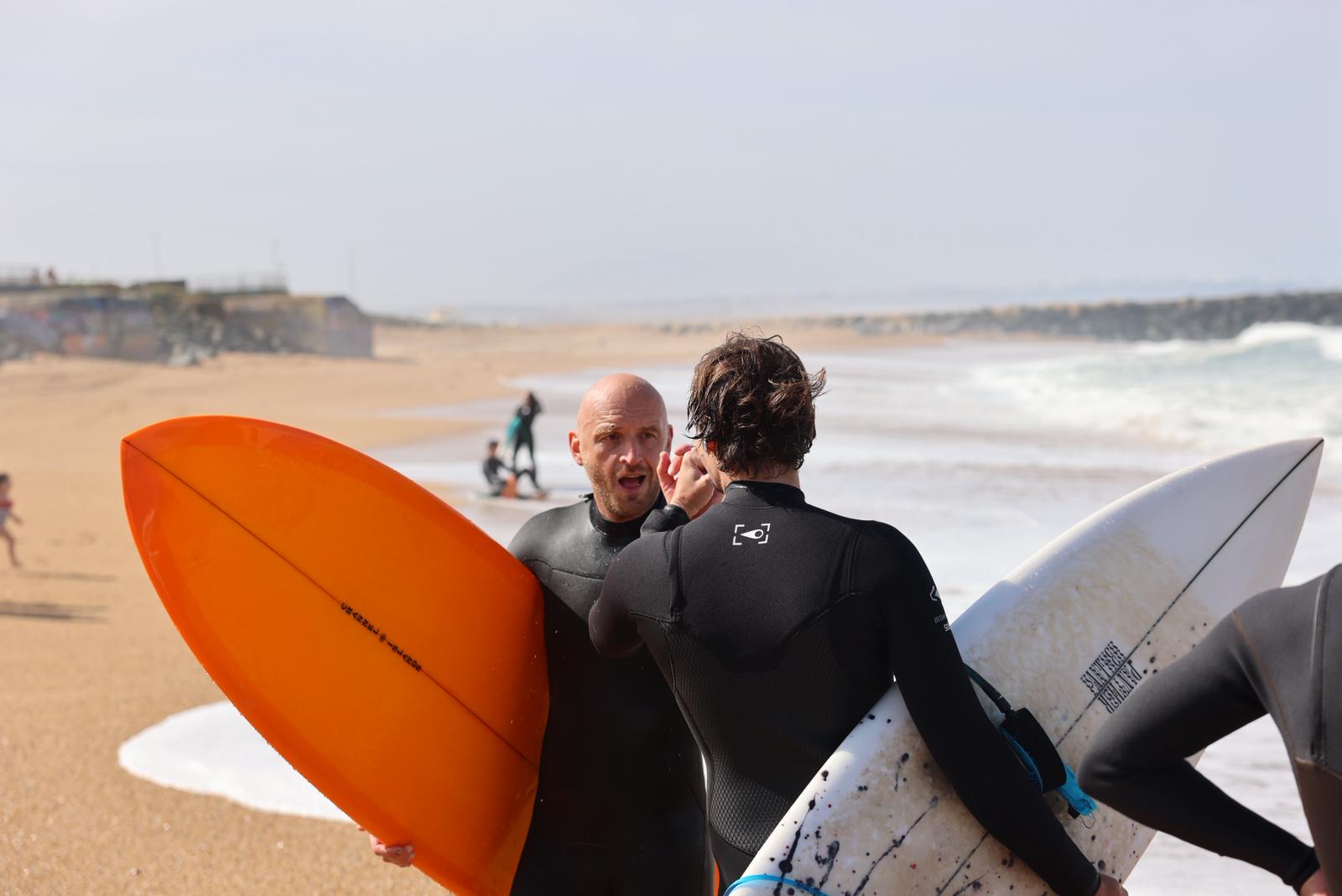 Surfeurs après une session au club, Plage des Cavaliers Anglet