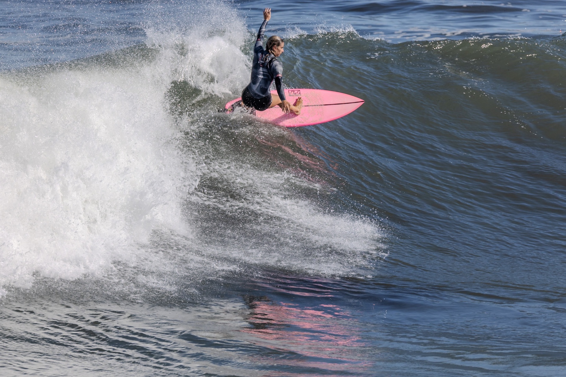 Surfeuse planche rose - shooting surf féminin Pays Basque