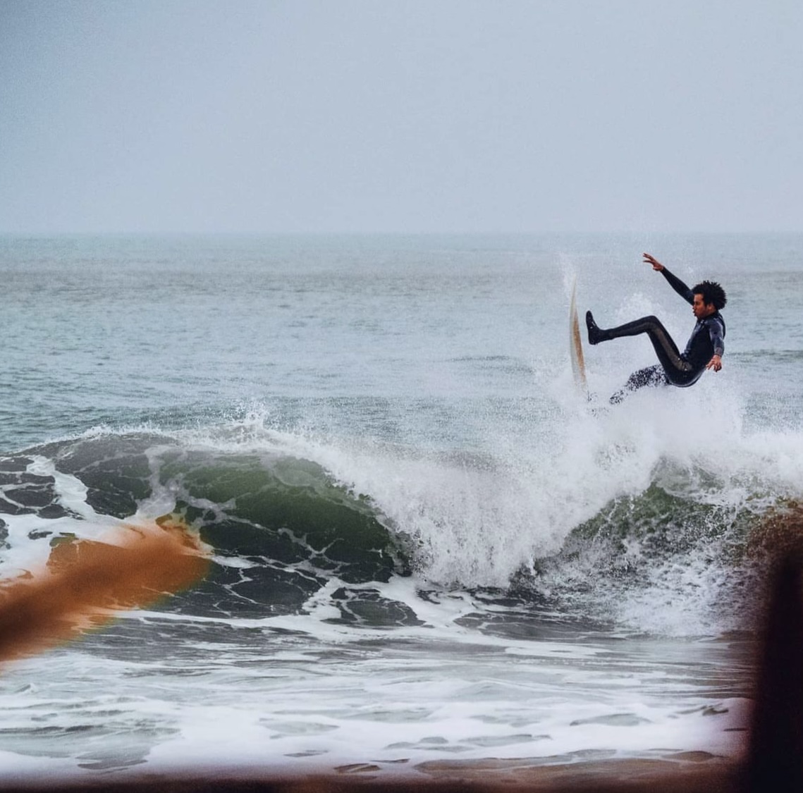 Surfeur en action aux Cavaliers Anglet - photographe surf Pays Basque