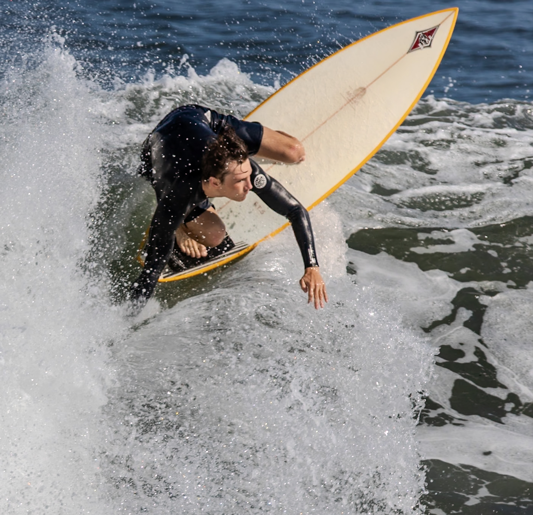 Surfeuse shortboard Biarritz - photo sport nautique côte basque